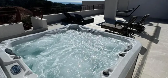 Long-term rent of penthouse in Istán 0