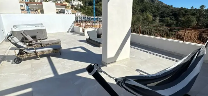 Long-term rent of penthouse in Istán 1