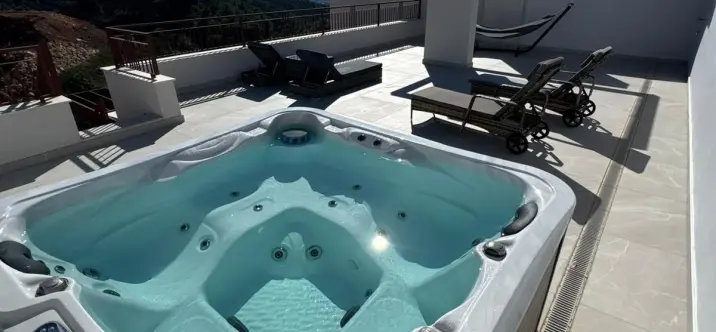 Long-term rent of penthouse in Istán 2