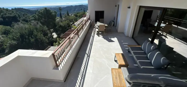 Long-term rent of penthouse in Istán 3