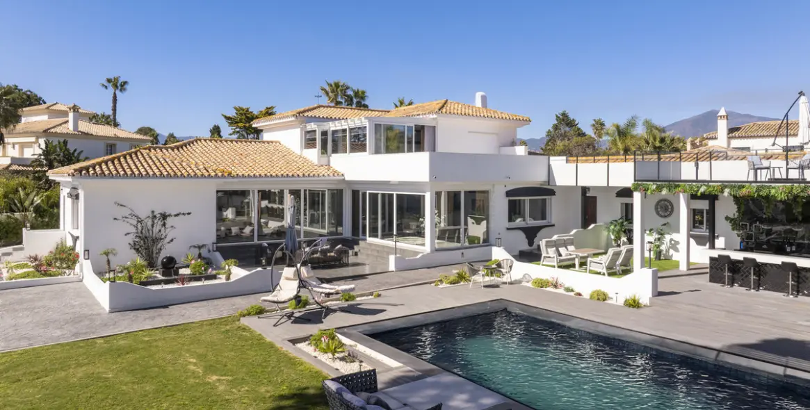 Venta de villa independiente en Estepona 1