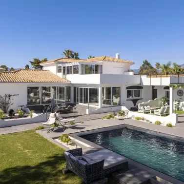 Venta de villa independiente en Estepona