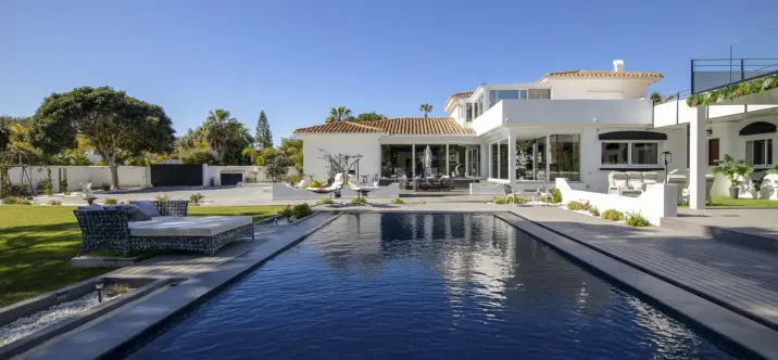 Venta de villa independiente en Estepona 1