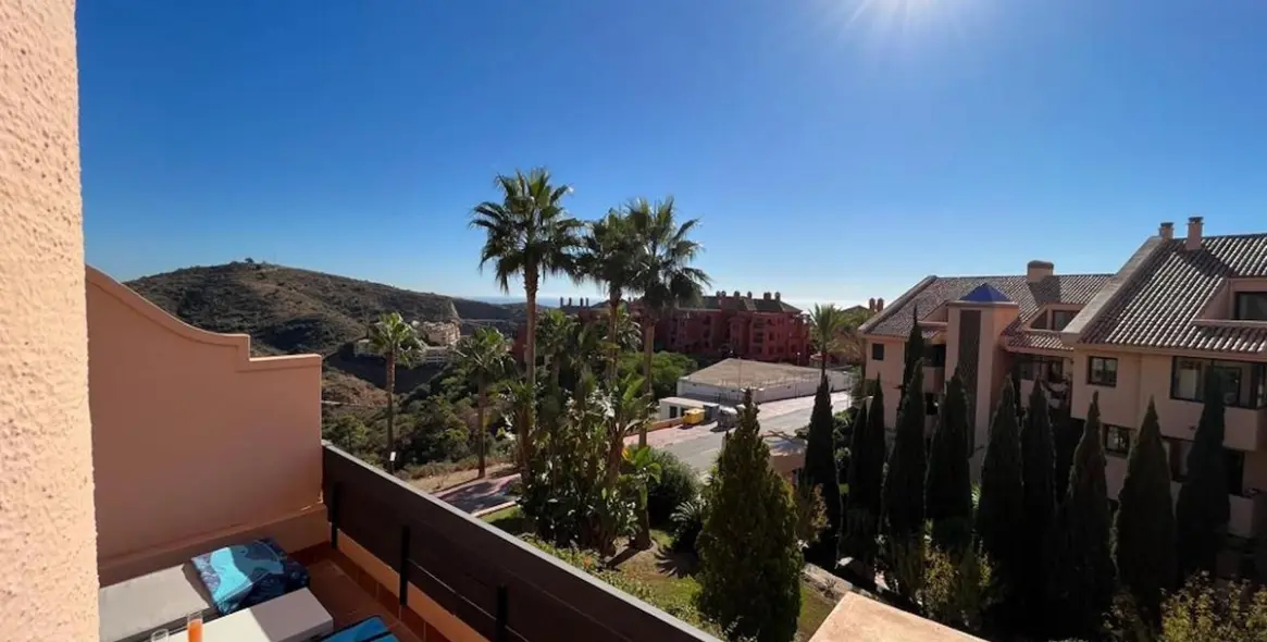 Sale of middle floor apartment in Calahonda 1