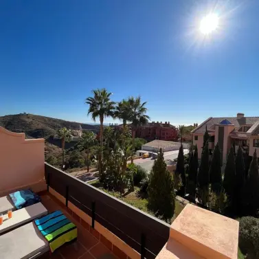 Sale of middle floor apartment in Calahonda