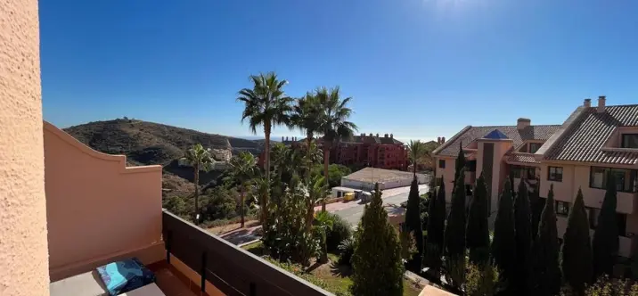 Sale of middle floor apartment in Calahonda 0