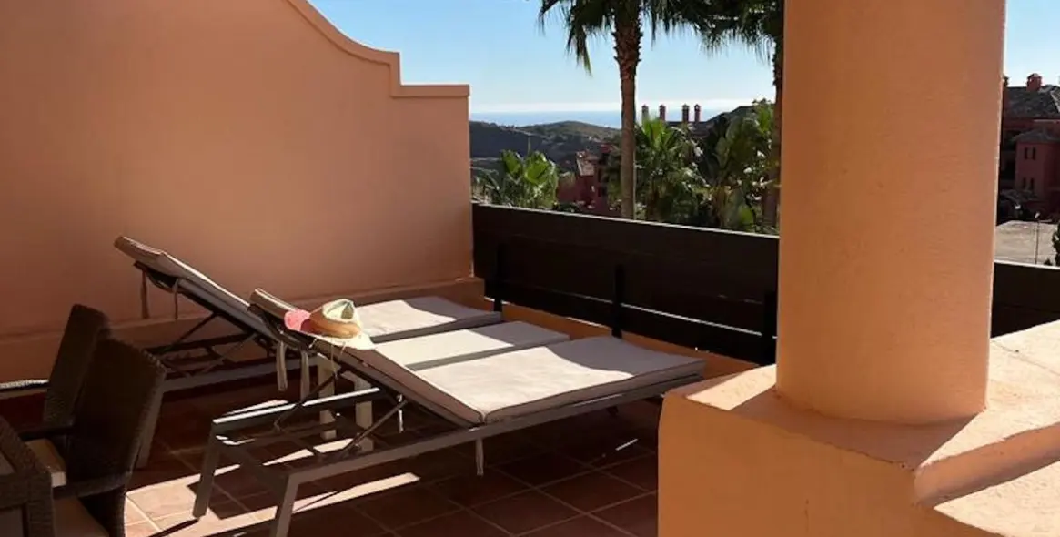 Sale of middle floor apartment in Calahonda 2