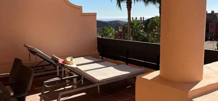 Sale of middle floor apartment in Calahonda 1