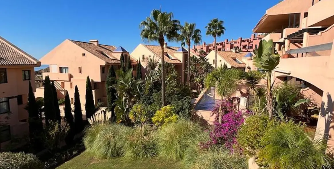 Sale of middle floor apartment in Calahonda 3