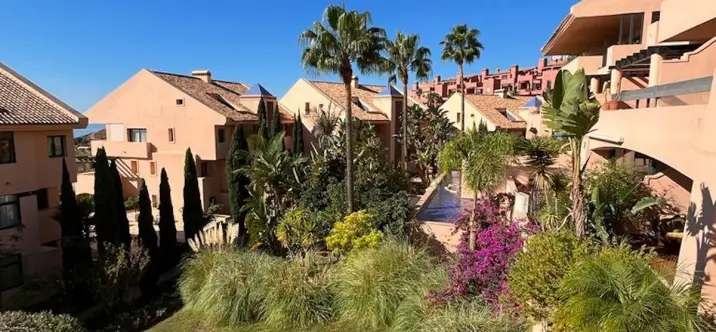 Sale of middle floor apartment in Calahonda 2