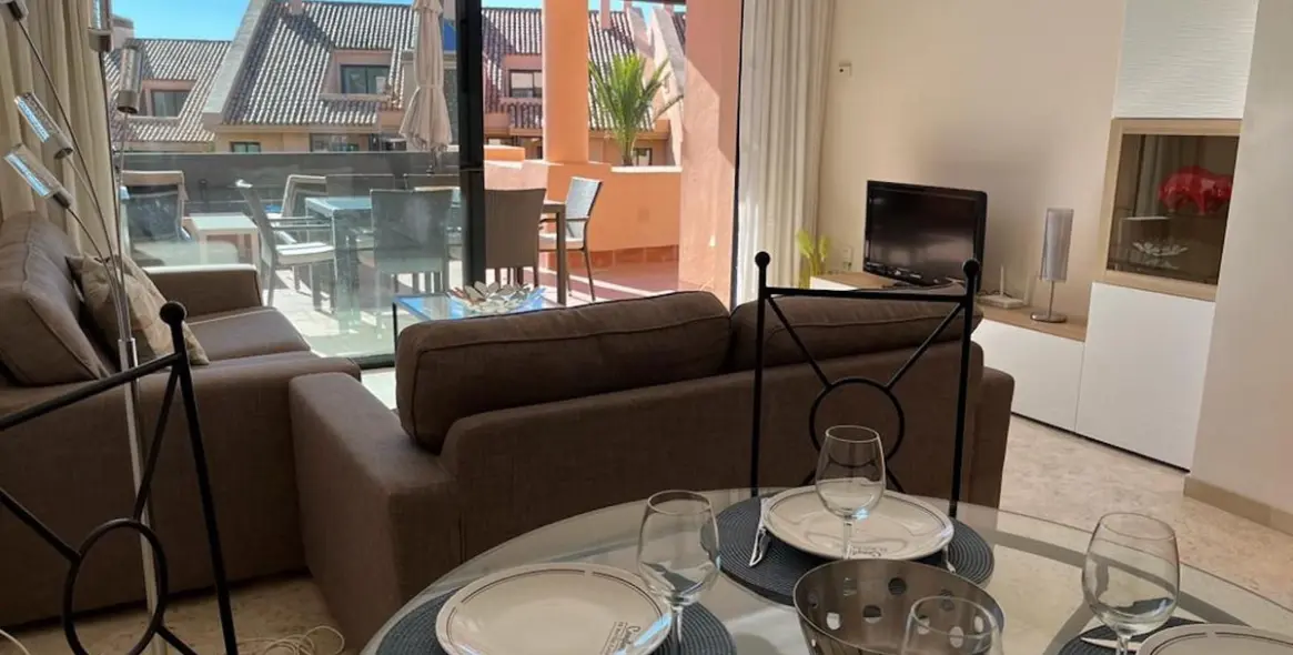 Sale of middle floor apartment in Calahonda 4