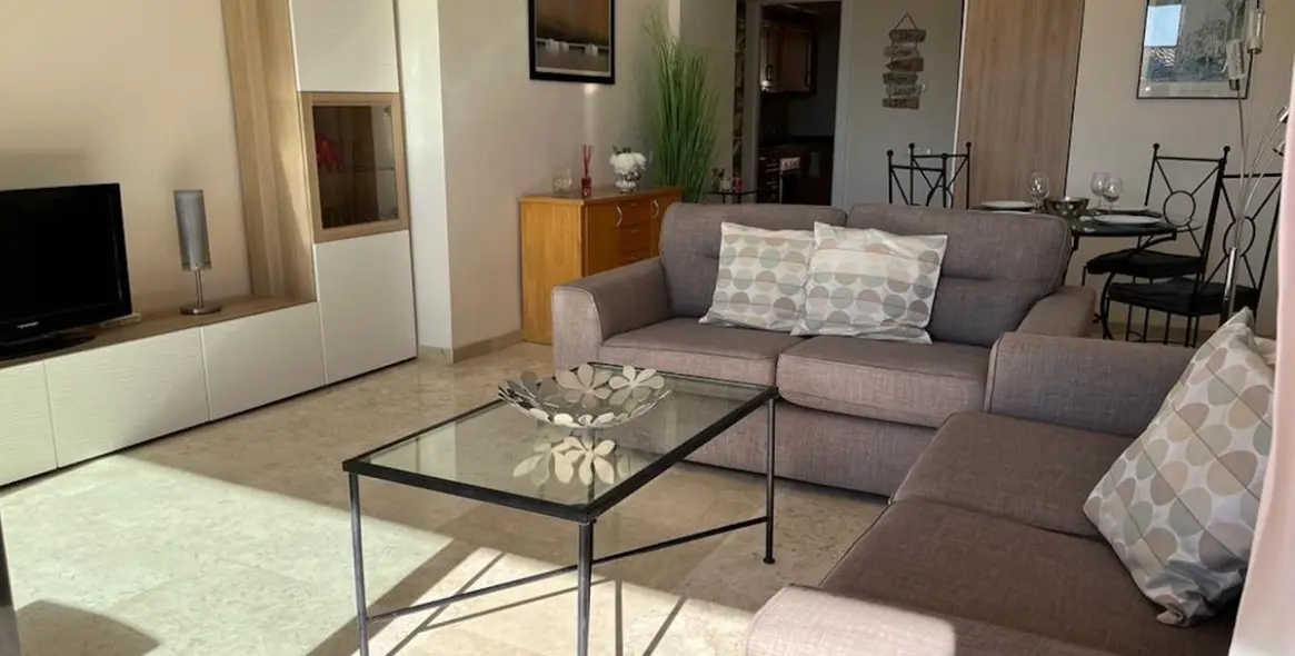 Sale of middle floor apartment in Calahonda 5