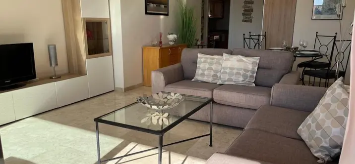 Sale of middle floor apartment in Calahonda 4