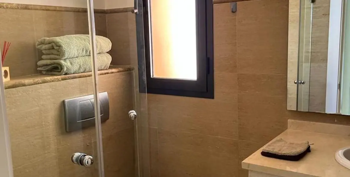 Sale of middle floor apartment in Calahonda 8