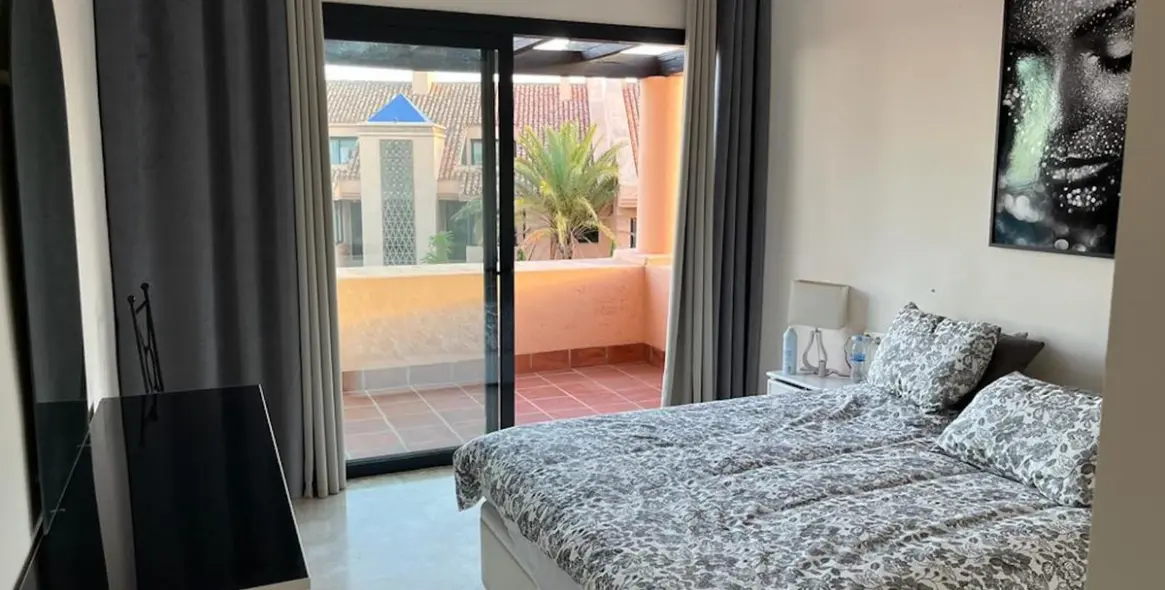 Sale of middle floor apartment in Calahonda 9