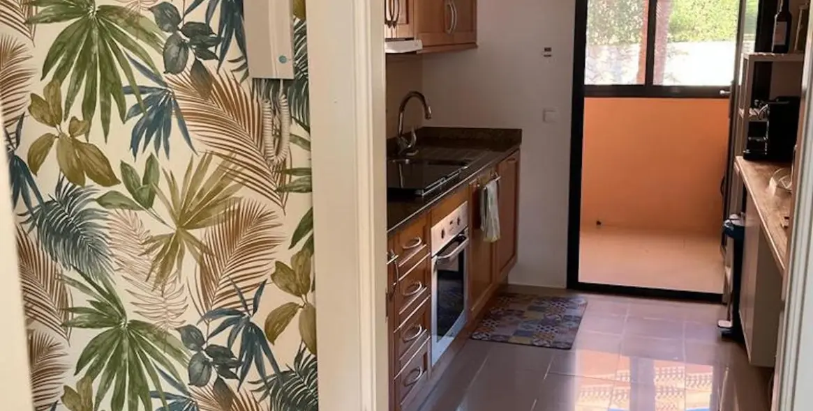 Sale of middle floor apartment in Calahonda 10