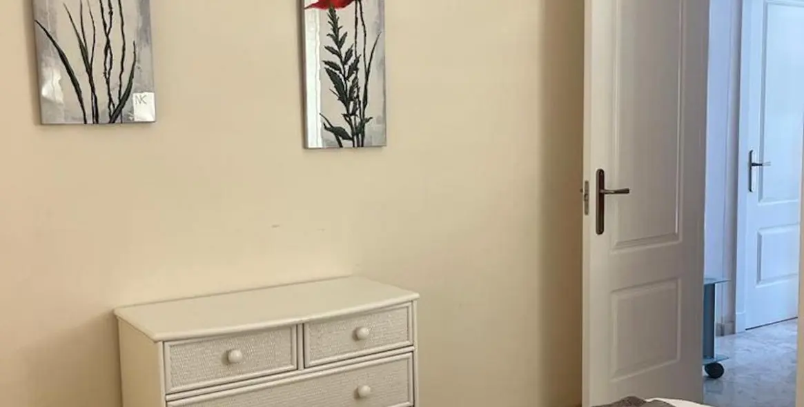 Sale of middle floor apartment in Calahonda 11