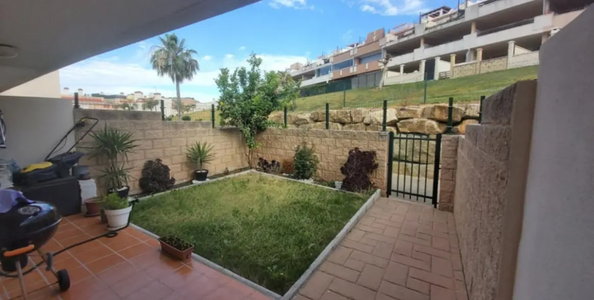 Sale of middle floor apartment in Doña Julia 1