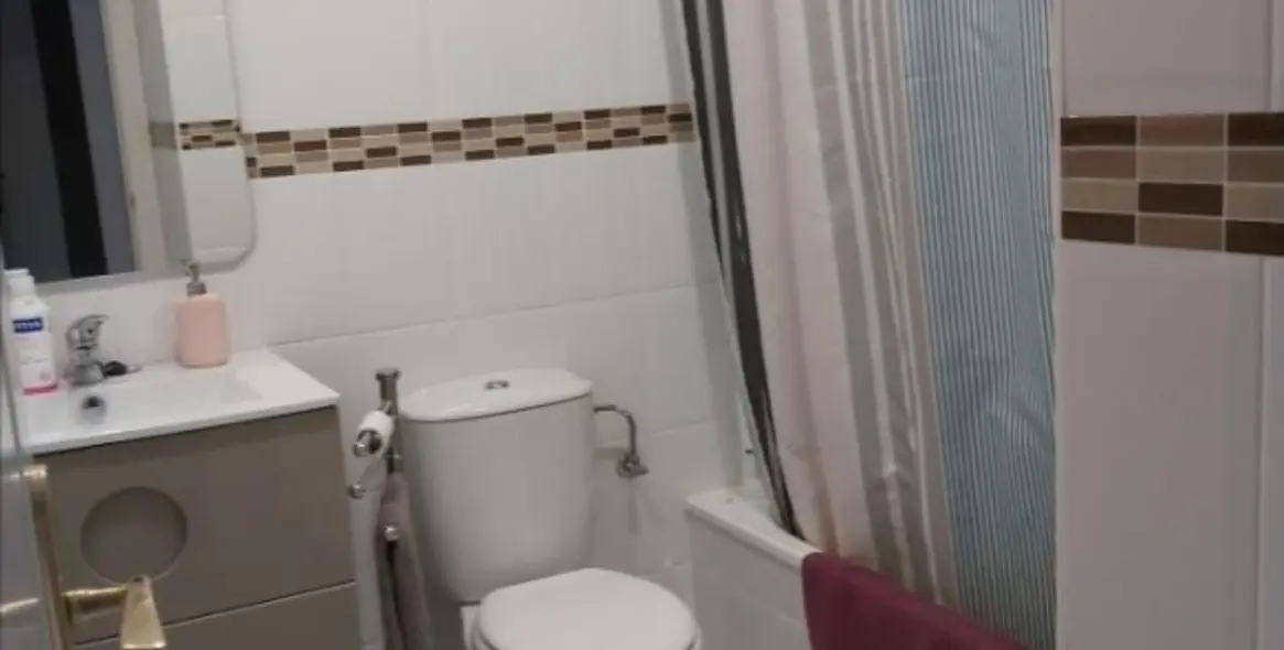 Sale of middle floor apartment in Doña Julia 11