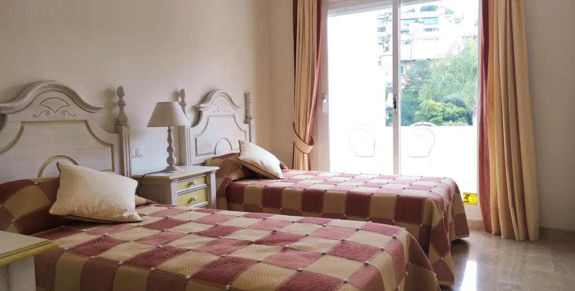 Sale of ground floor apartment in Benahavís 8