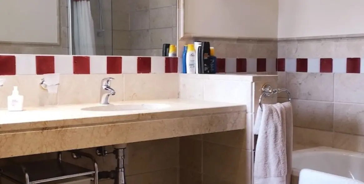 Sale of ground floor apartment in Benahavís 18