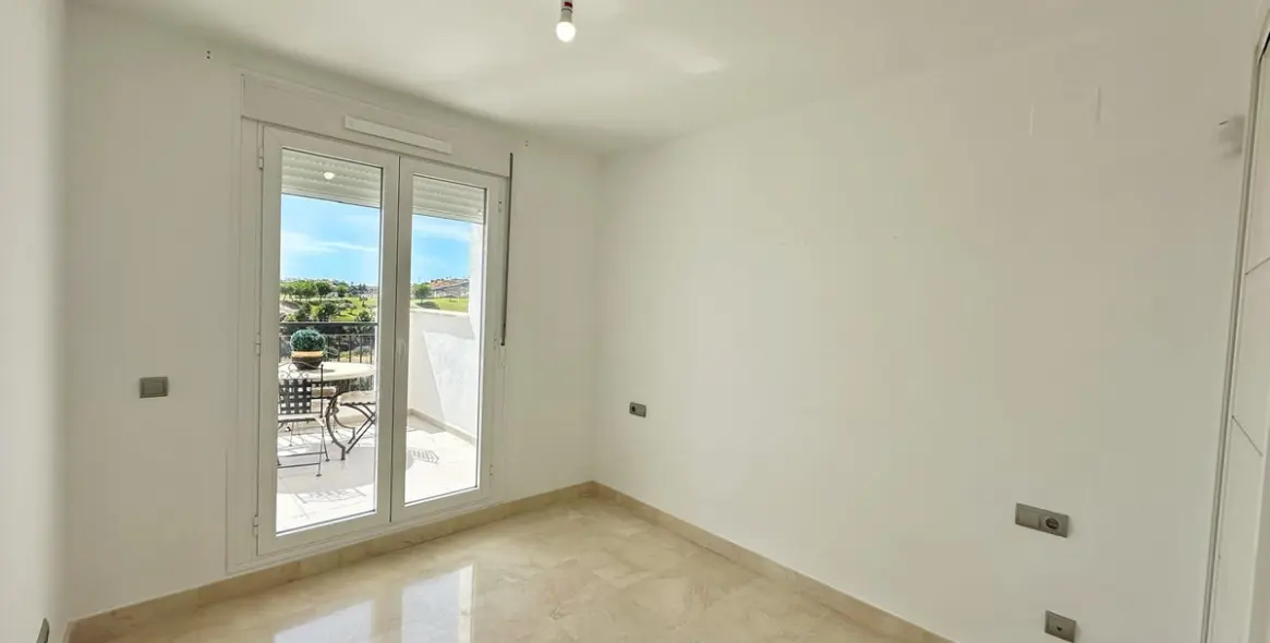 Sale of middle floor apartment in Los Arqueros 5