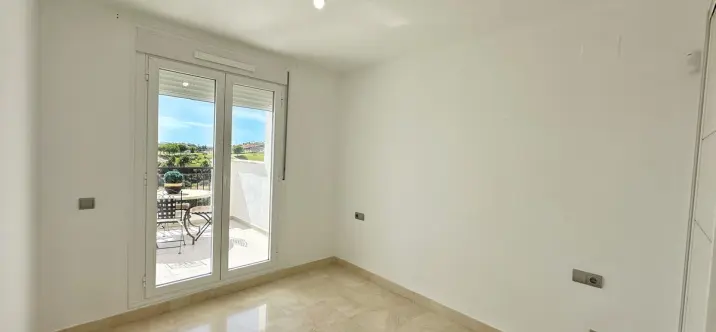 Sale of middle floor apartment in Los Arqueros 4