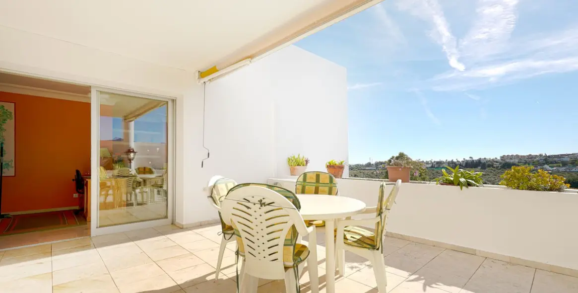 Продажа апартаментов на среднем этаже в Guadalmina Alta 2