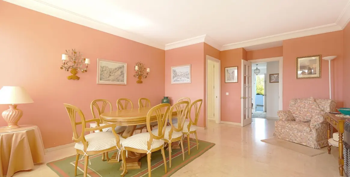 Продажа апартаментов на среднем этаже в Guadalmina Alta 4