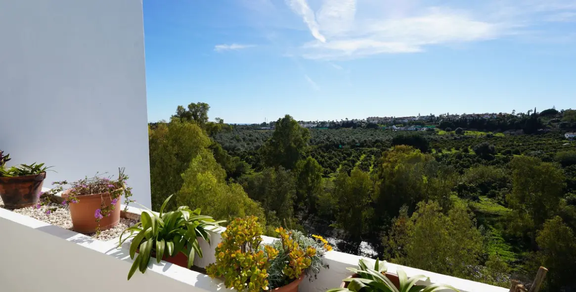 Продажа апартаментов на среднем этаже в Guadalmina Alta 5