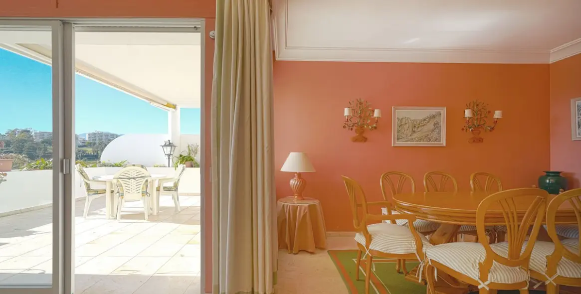 Продажа апартаментов на среднем этаже в Guadalmina Alta 7