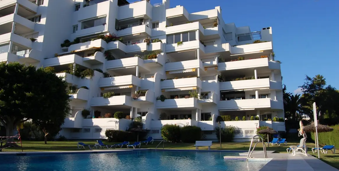 Продажа апартаментов на среднем этаже в Guadalmina Alta 9