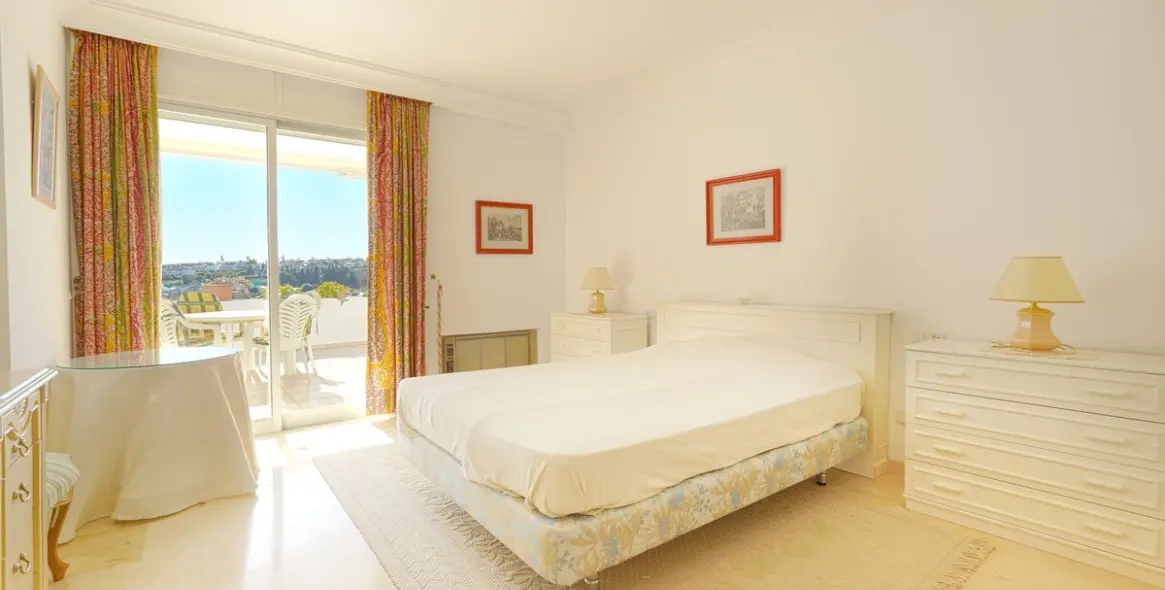 Продажа апартаментов на среднем этаже в Guadalmina Alta 10