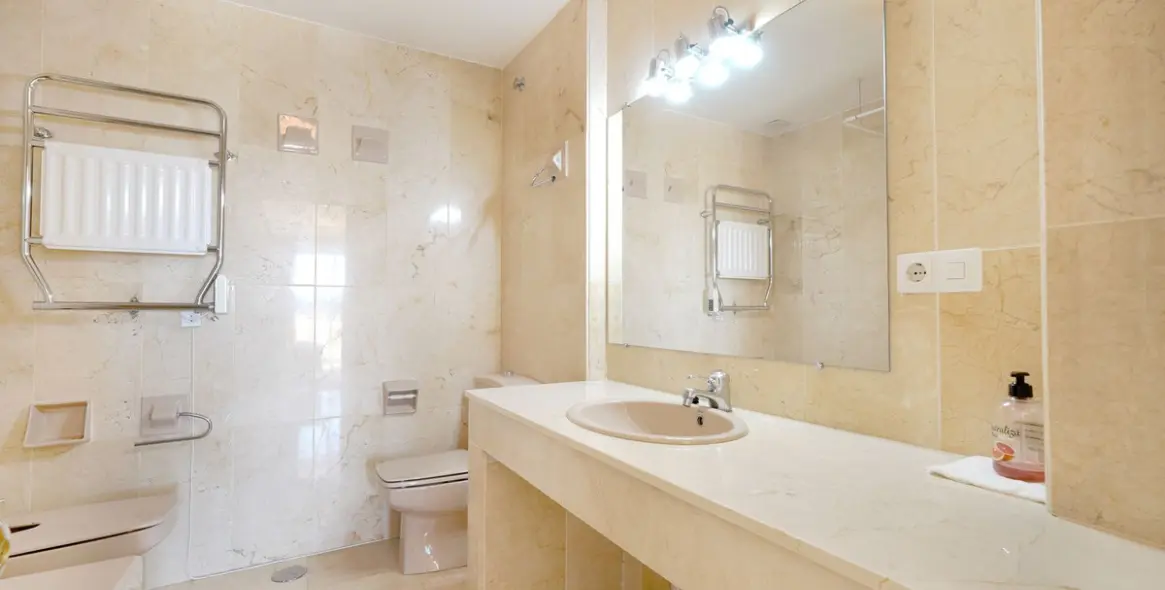 Продажа апартаментов на среднем этаже в Guadalmina Alta 11