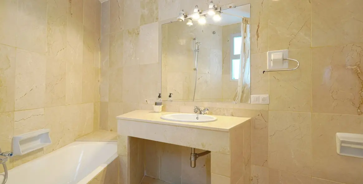 Продажа апартаментов на среднем этаже в Guadalmina Alta 13