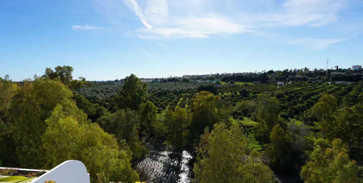 Продажа апартаментов на среднем этаже в Guadalmina Alta 16