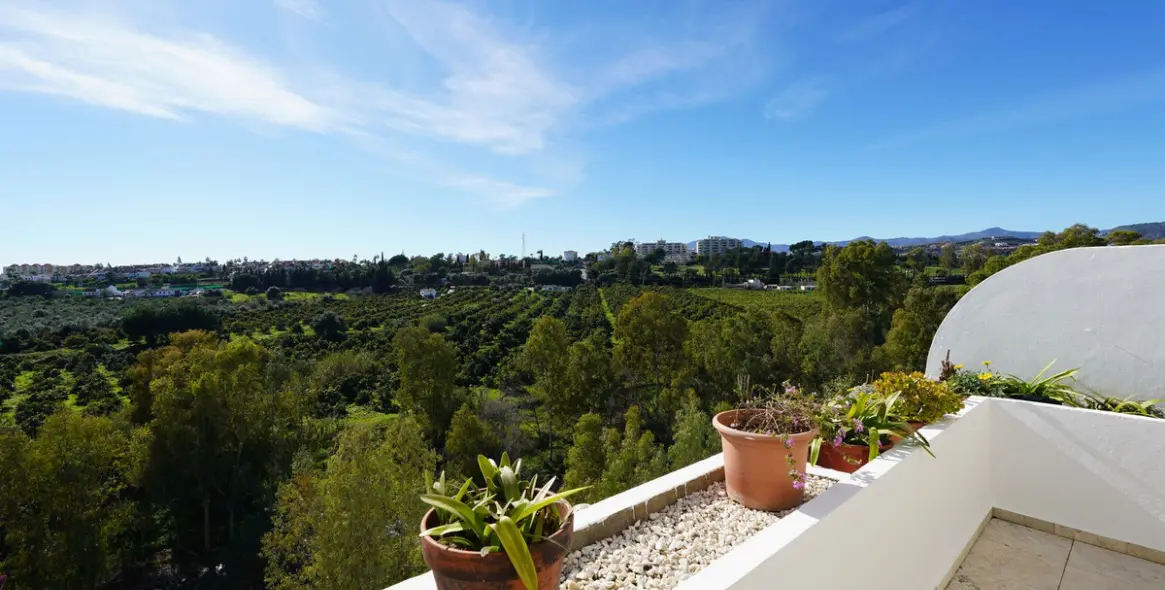 Продажа апартаментов на среднем этаже в Guadalmina Alta 17