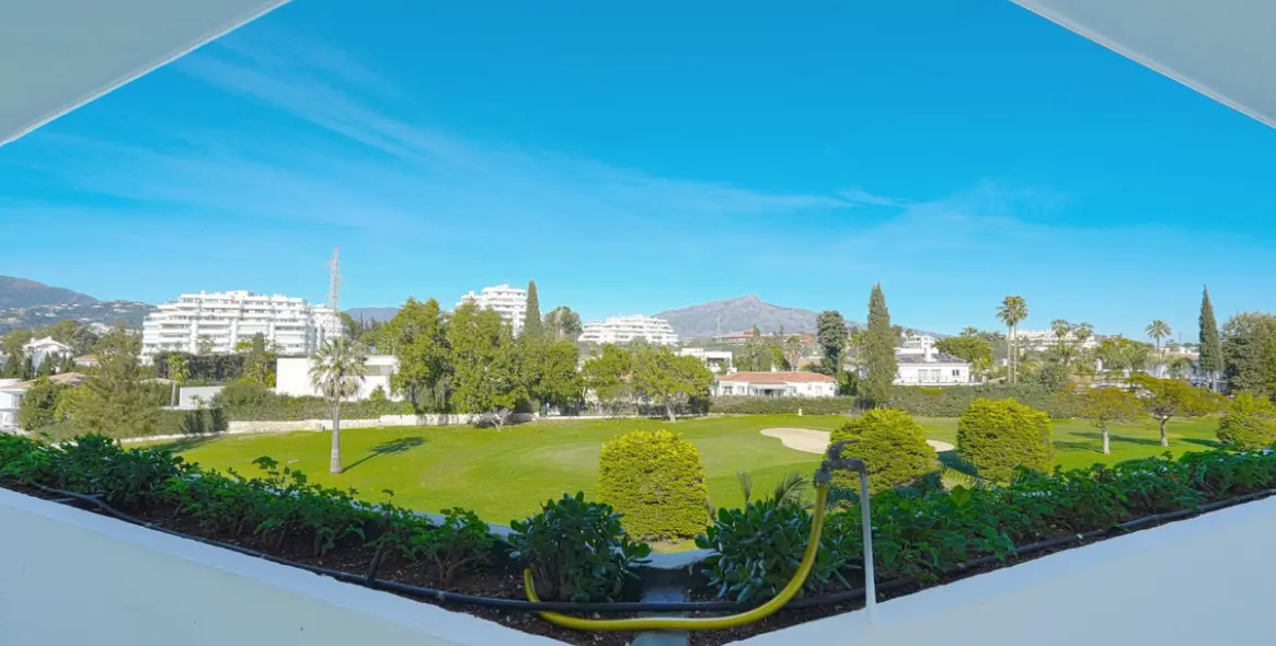 Продажа апартаментов на среднем этаже в Guadalmina Alta 18