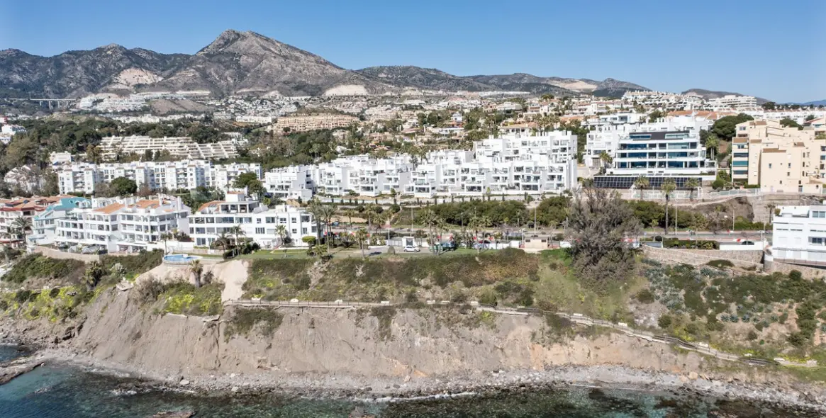 Продажа апартаментов на первом этаже в Torrequebrada 25