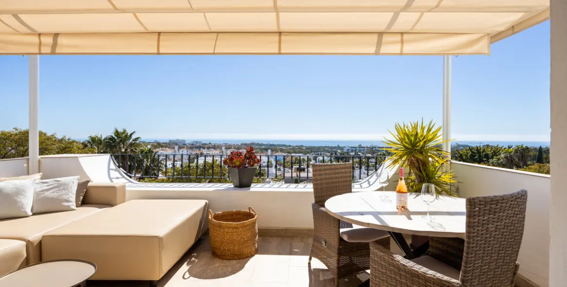 Sale of penthouse in El Paraiso 1