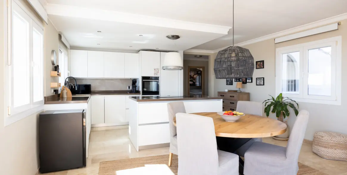 Sale of penthouse in El Paraiso 5