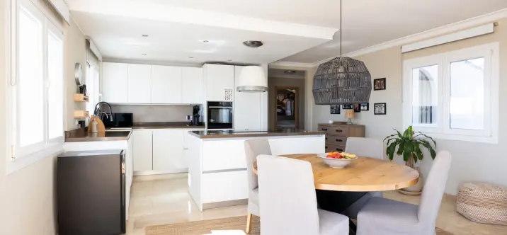 Sale of penthouse in El Paraiso 4