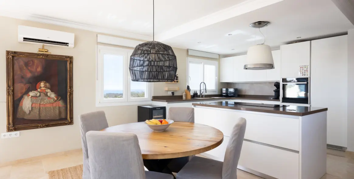 Sale of penthouse in El Paraiso 6