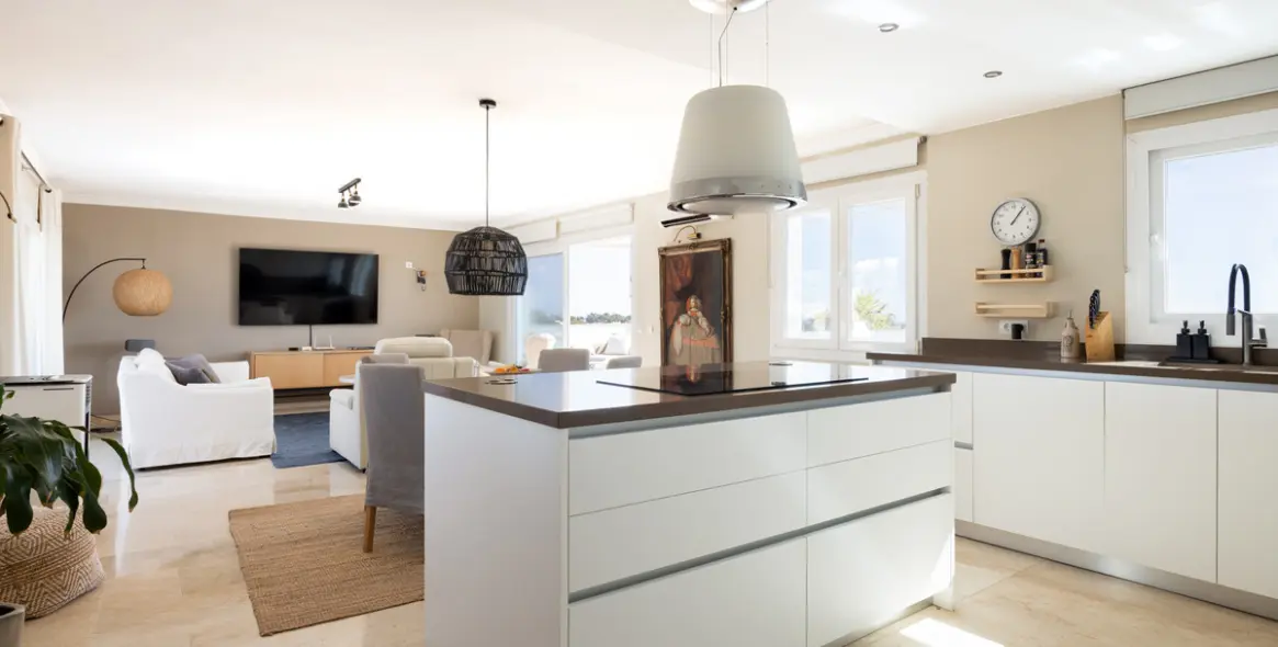 Sale of penthouse in El Paraiso 8