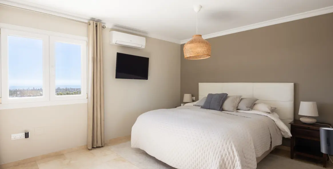 Sale of penthouse in El Paraiso 9