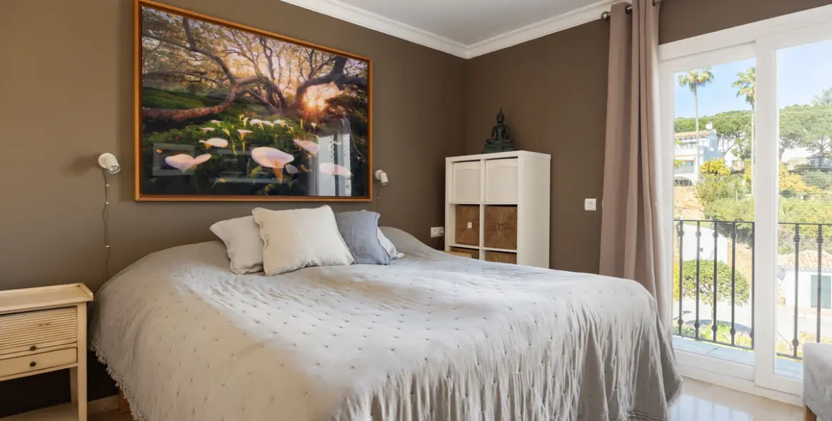 Sale of penthouse in El Paraiso 13