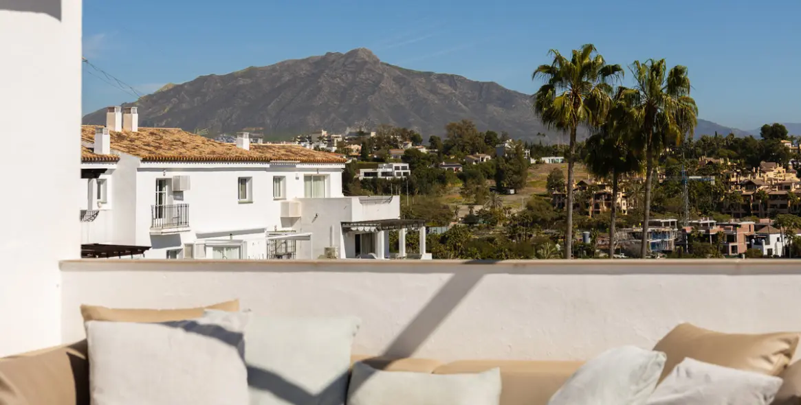 Sale of penthouse in El Paraiso 17