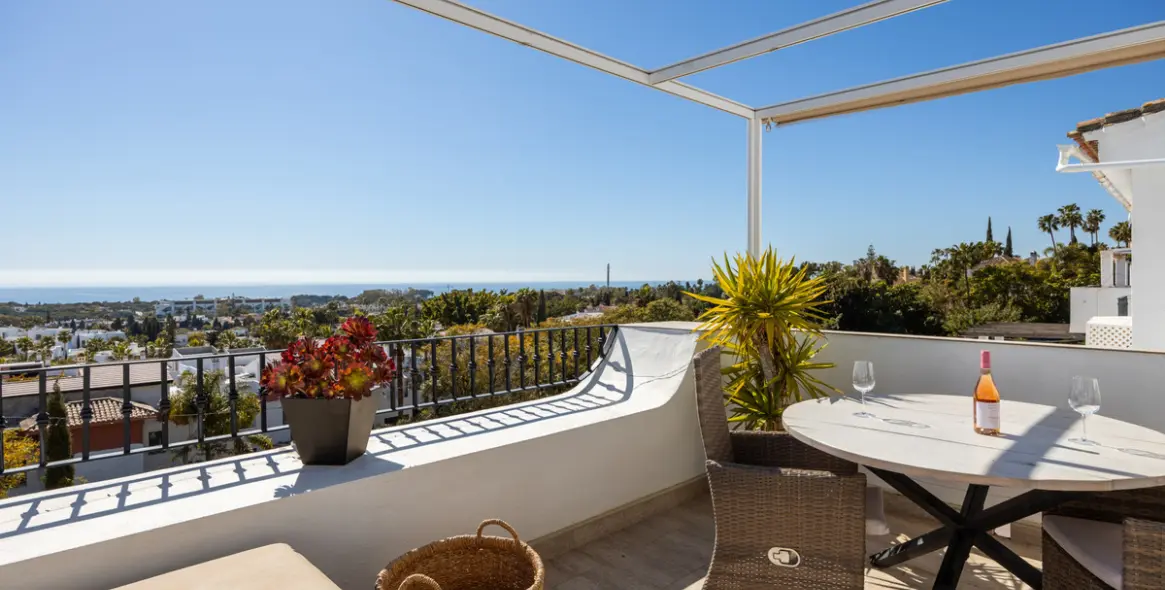 Sale of penthouse in El Paraiso 18