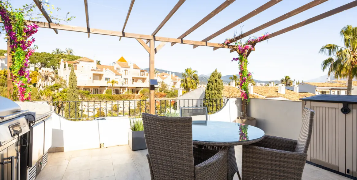 Sale of penthouse in El Paraiso 21