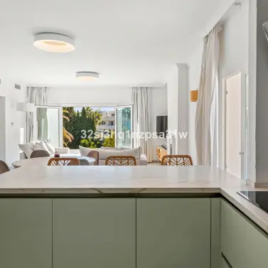 Sale of penthouse in Nueva Andalucía